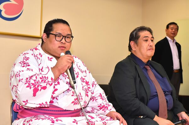 新十両昇進の喜びを語る生田目関（左）。右は二子山親方＝１日午前、さくら市氏家