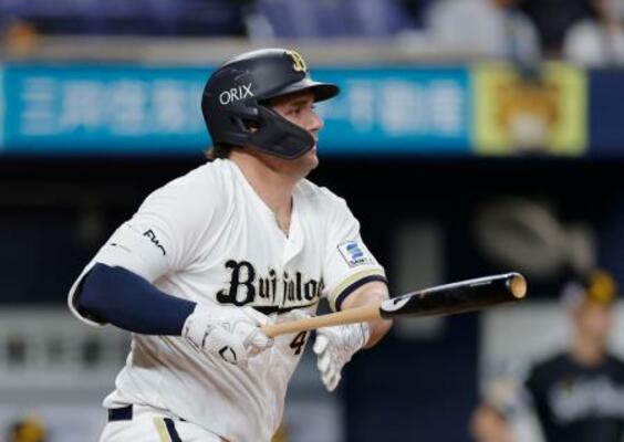 　８回オリックス無死二、三塁、シーモアが中前に決勝の２点打を放つ＝京セラドーム