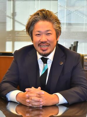 下野新聞社の取材に応じる栃木シティの大栗社長＝都内