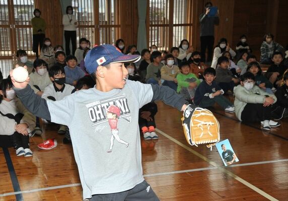 大谷選手が寄贈したグラブを手にはめ、キャッチボールを楽しむ児童