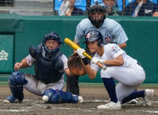 　明秀学園日立―聖隷クリストファー　８回表聖隷クリストファー１死一、三塁、谷口が一前にスクイズを決める。捕手野上＝甲子園