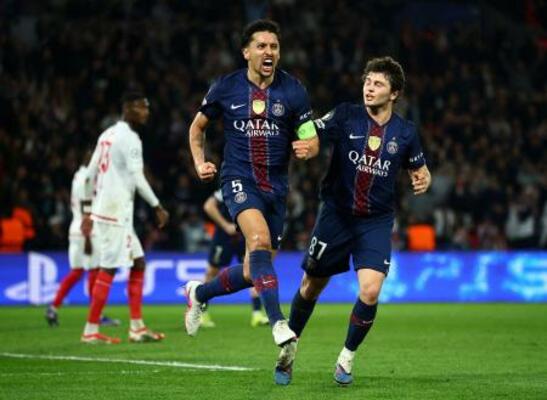 モナコ戦でゴールを決め喜ぶパリ・サンジェルマンのマルキーニョス(中央)=パリ(ロイター=共同)