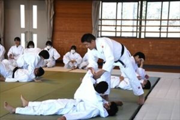 生徒に寝技を教える中村さん
