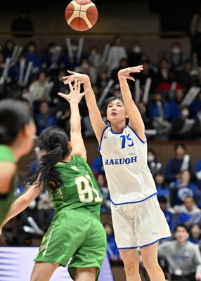延長１分、白鴎大女子の佐藤（右）がシュートを放つ＝代々木第二体育館、森田大地撮影