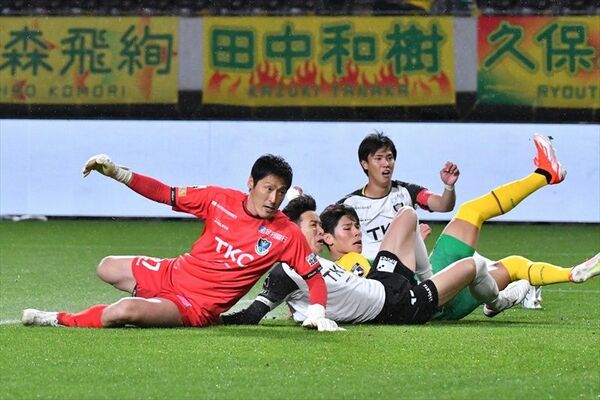 前半３分、先制を許す栃木ＳＣのＧＫ丹野（左）ら＝千葉市のフクダ電子アリーナ
