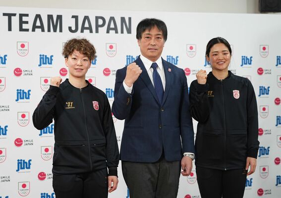 ４度目の五輪出場が決まり、主将として意気込みを語った小池（左）＝北海道苫小牧市