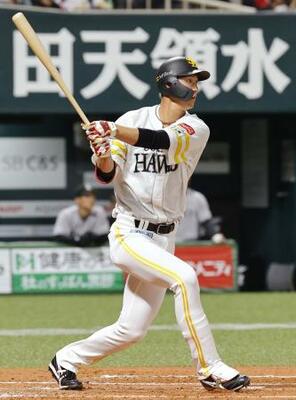 　１回、右中間に満塁本塁打を放つソフトバンク・秋広＝みずほペイペイドーム