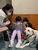 セラピー犬に本を読み聞かせする子どもたち＝６日午後、鹿沼市睦町