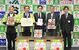 坂村市長（中央）にイチゴを寄贈したＪＡおやまの渡辺理事長（左から２番目）