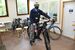 導入したＥバイクにまたがる森田さん