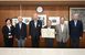 古口町長に全国表彰を報告した谷中会長（右から３人目）