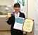 優勝メダルと市長特別賞の賞状を手に笑顔を見せる平山さん
