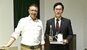 坂村市長（右）へお土産を手渡すフランツさん