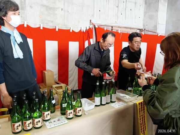 来場者に日本酒をカップで提供した無料試飲コーナー＝４月１１日、那須烏山市