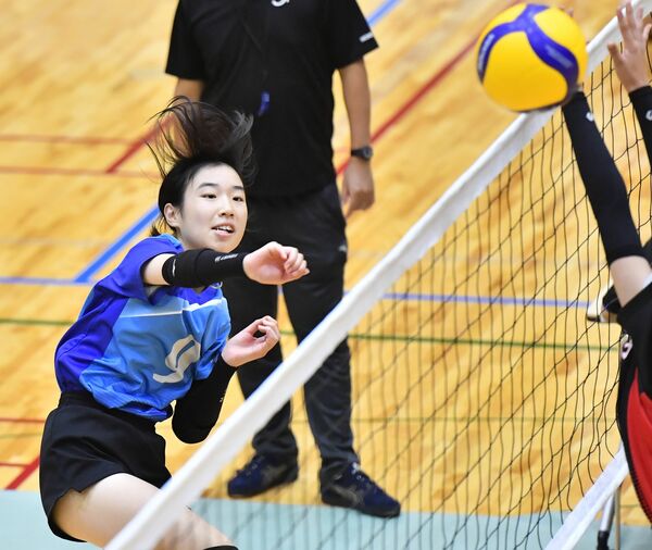 女子4回戦 第1セット、宇東の鷹家がスパイクを決める=県北体育館