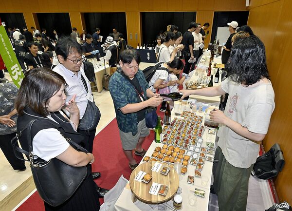県内の日本酒やワインを料理と共に味わう飲食店関係者ら=20日午後0時10分、県総合文化センター