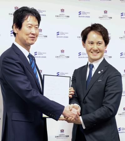 　医療連携などに関する覚書を締結した東京科学大病院の藤井靖久病院長（左）と日本ボクシング連盟の仲間達也会長＝２１日、東京都新宿区