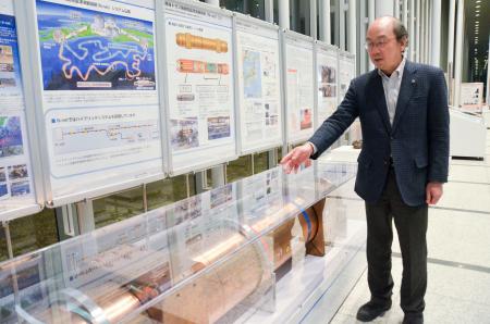 　海底観測網の仕組みを説明する、防災科学技術研究所の青井真さん＝２月、茨城県つくば市