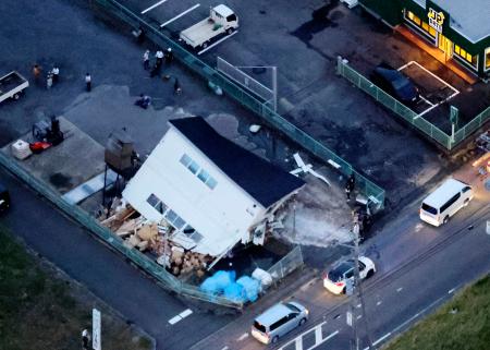 倒壊した建物=18日午後5時52分、茨城県つくば市花室(共同通信社ヘリから)