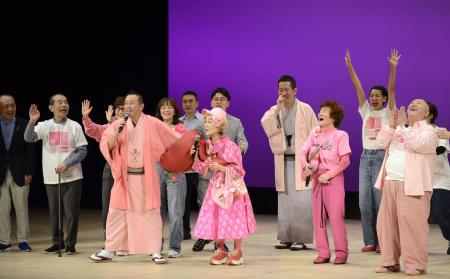 　チャリティー公演に出演した（前列右２人目から）林家ペー、パー子、林家たい平ら＝４日、東京都内