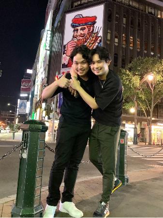 札幌の街角で三浦文彰さん(右)と筆者。「人間的にも魅力にあふれていて、三浦さんは私にとって大切な親友です!」(筆者提供)