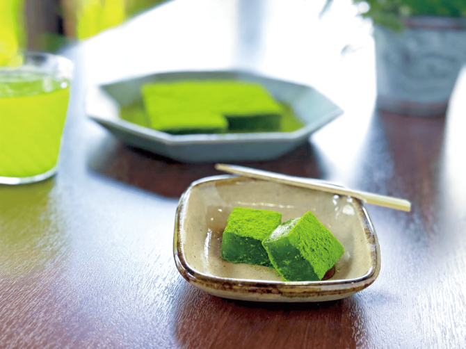 濃厚な抹茶の風味豊かな「抹茶わらび餅」