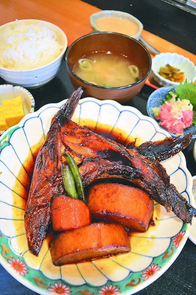 ご飯もお酒も進む「ぶりカマ大根とネギとろ小鉢定食」