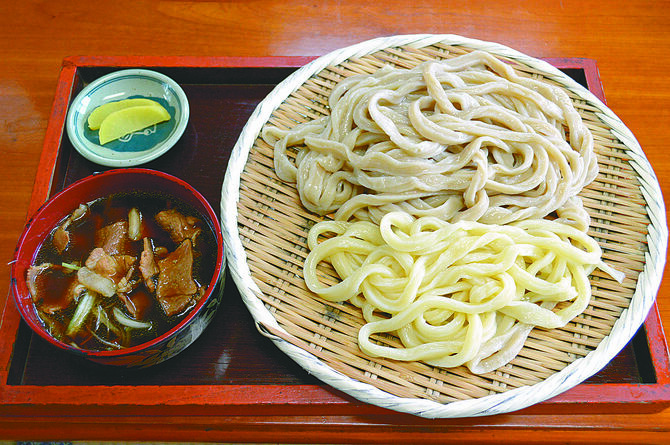 お薦めの「豚ねぎうどん」(写真は合い盛り)
