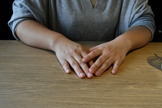 マルチ商法に関わる親族と険悪になったという女性。「複雑でむなしい思いがあった。理解してくれる人がいなくてつらかった」と語る