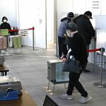 栃木衆院選　期日前投票 低調、24年同期から２割減　入場券発送遅れ影響か　選管は「手ぶら」周知