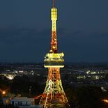 黄色い宇都宮タワー出現　ライトアップで「女性の生き方を見つめ直すきっか…
