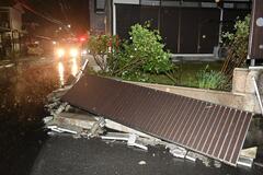 石塀倒壊、屋根飛ぶ