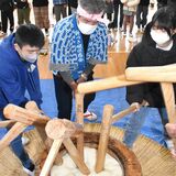 一足早く卒業生の門出おいしく祝う　大田原・佐久山小　「福原餅つき唄」交流会