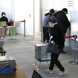 栃木衆院選　期日前投票 低調、24年同期から２割減　入場券発送遅れ影響か　選管は「手ぶら」周知