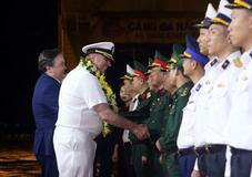 米艦、ベトナム訪問で和解を演出