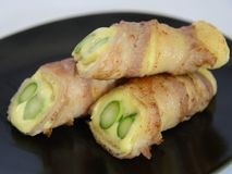 ＜アスパラガスの揚げ巻き＞アスパラの香り豊か