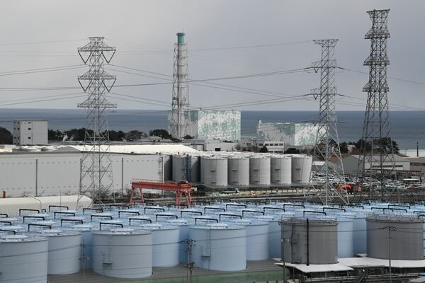 廃炉作業が進められている東京電力福島第１原発。敷地内には多核種除去設備（ＡＬＰＳ）で浄化した処理水の貯蔵タンクが立ち並ぶ＝２月21日、福島民報社提供