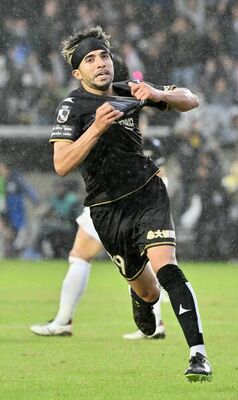 2025年シーズンのＪ３第33節、首位・八戸との天王山で、後半ATに劇的決勝弾を決めて喜ぶバスケス＝2025年10月25日