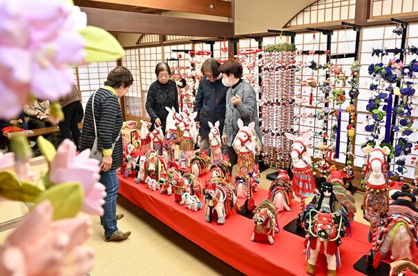 掬翠園に展示された古布のひな飾り