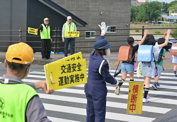 児童の横断を見守る関係者
