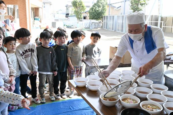 静井さんのラーメン作りを見学する園児たち