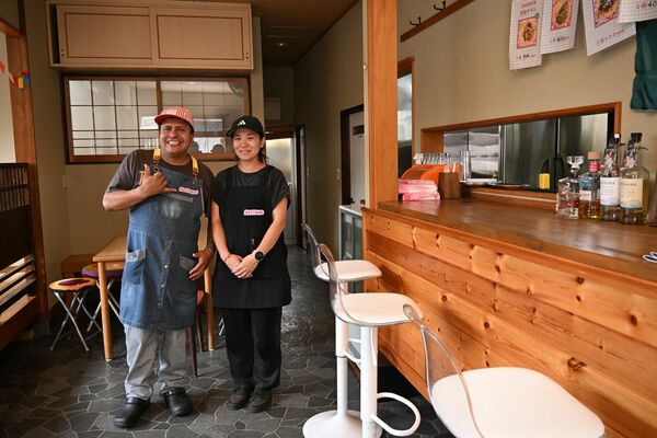 「食で人がつながる文化を広げたい」と話すチャベスさん(左)と佐々木さん