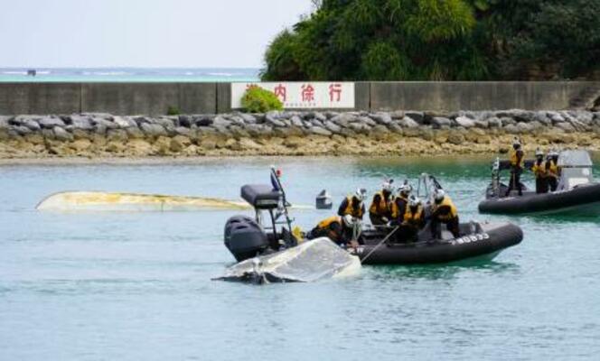 転覆した船2隻をえい航する海上保安庁の職員ら=16日午後1時26分、沖縄県名護市の辺野古漁港