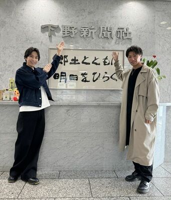 下野新聞社を訪れた田中（左）と池田