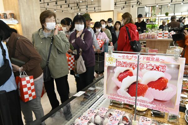 地元ゆかりの商品などが並ぶ店内