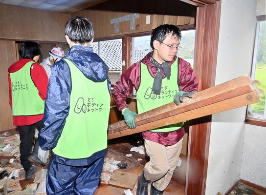 被災住宅の片付けに汗を流す本県のボランティアたち＝30日午前11時10分、石川県輪島市町野町鈴屋