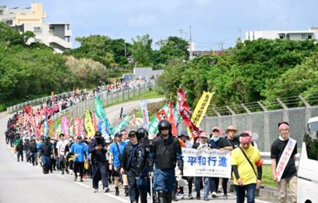 　米軍普天間飛行場周辺を歩く「平和行進」の参加者＝１６日午前、沖縄県宜野湾市