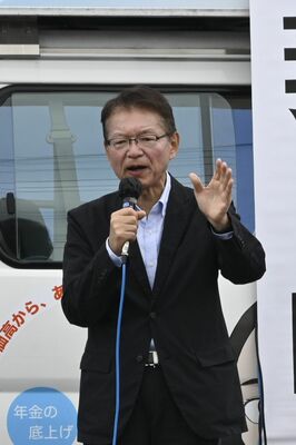 応援演説する長妻代表代行＝13日午前、那須塩原市
