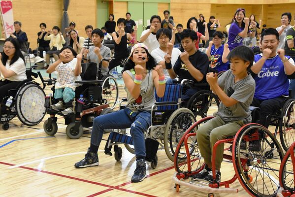 「座・フィットネス」を楽しむ車いす利用者と健常者＝２０１８年６月、宇都宮市若草１丁目