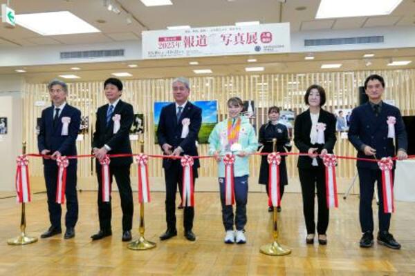 「2025年報道写真展」のオープニングセレモニーで、テープカットする体操女子の杉原愛子選手(中央右)=10日午前、東京都中央区の日本橋三越本店